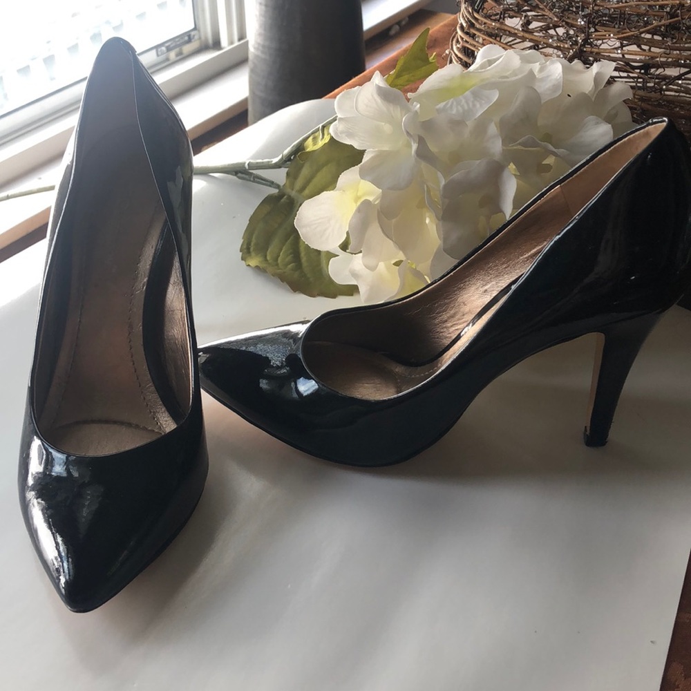 BCBG stiletto black patent leather heels 4” size 7